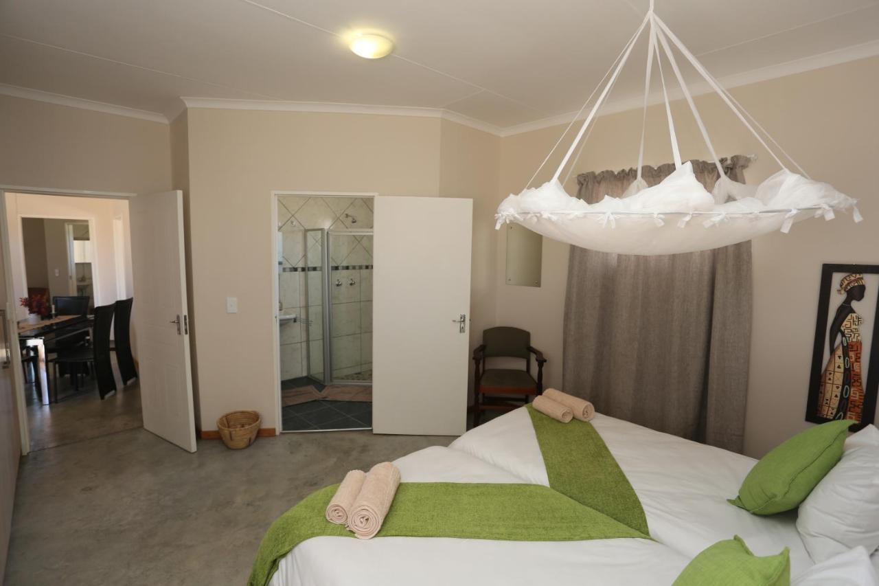 Orange House Self Catering Apartment เอาส์ ภายนอก รูปภาพ